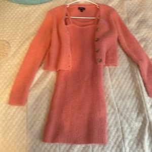 I’m selling this dress, because it just doesn’t fit my body. But it is wonderful